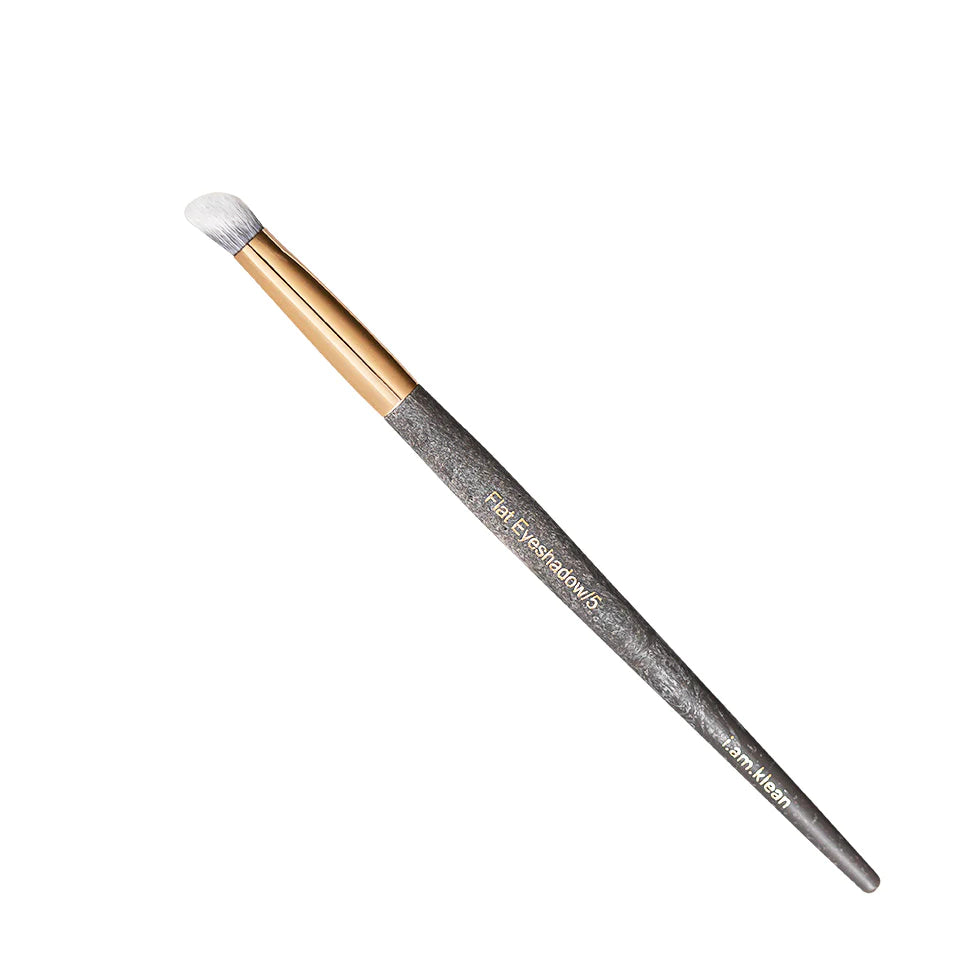 Flat eyeshadow brush